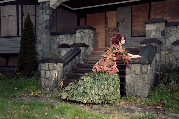 Платье из сухих листьев магнолии и соцветий камелии от Николь Декстрас