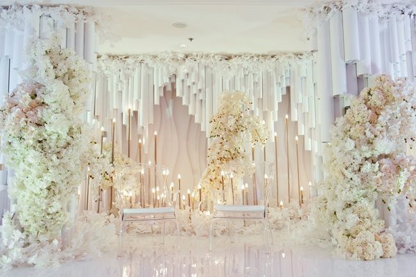 Оформление цветами зала на свадьбу