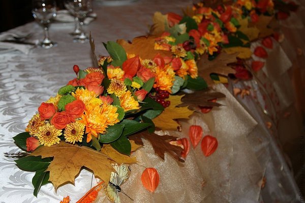 Композиции из цветов на стол молодоженов