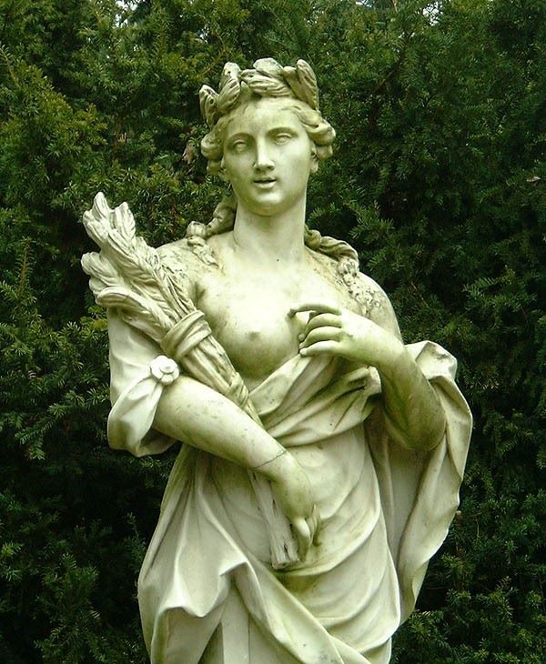 Статуя богини Деметры