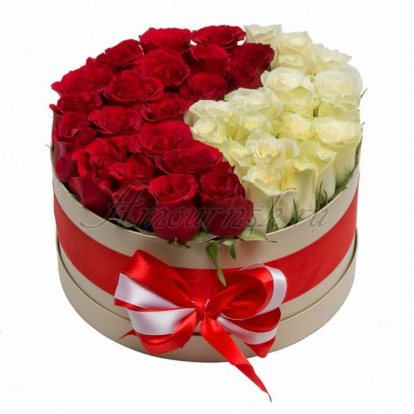 Букет из красных и белых роз в коробке в виде символа инь-ян<