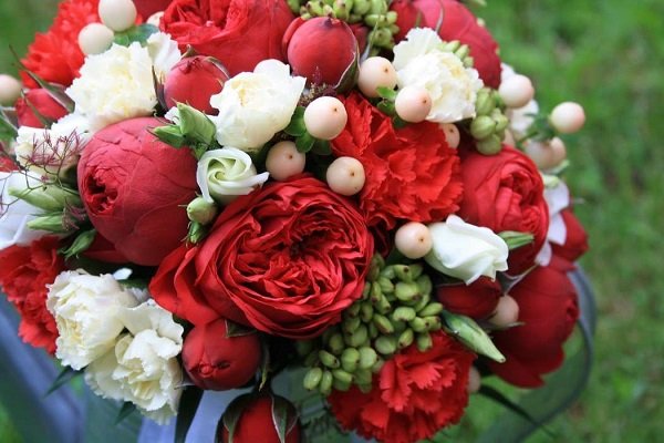 Свадебный букет с красными розами, пионами и гвоздиками