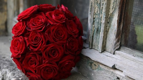 Букет красных роз в стиле бидермейер