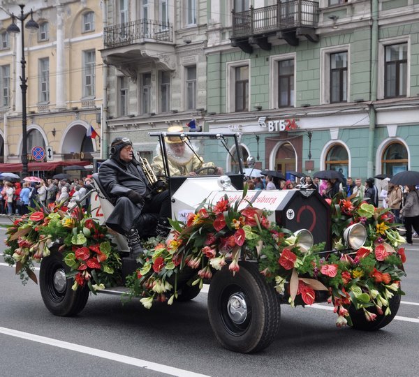 Ретромобиль на параде цветов в Санкт-Петербурге